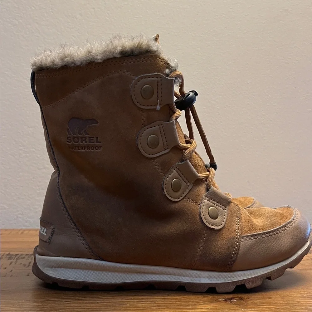 Sorel Girls Tan WaterProof Winter Boots with Fur Trim Size 4  NWOT